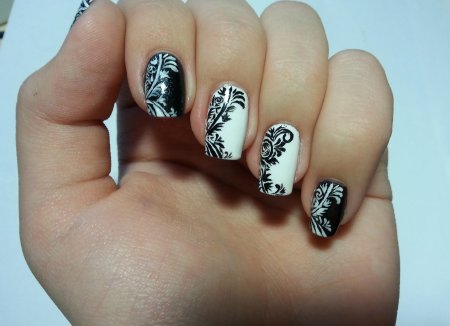 Черные узоры на ногтях