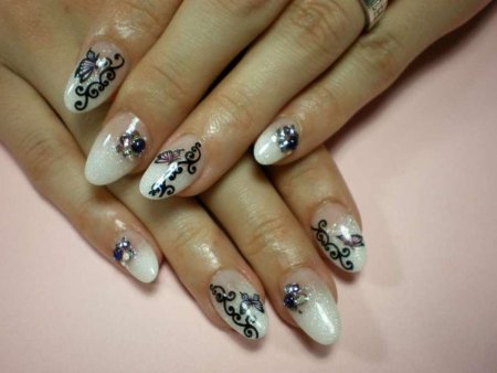 Французский маникюр с узорами и камушками