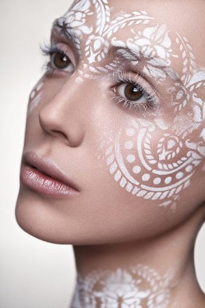 Макияж с узорами на лице