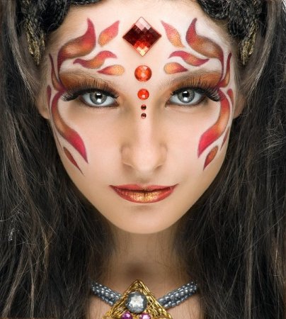 Макияж с узорами на лице