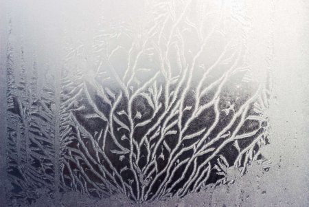 Снежные узоры на стекле