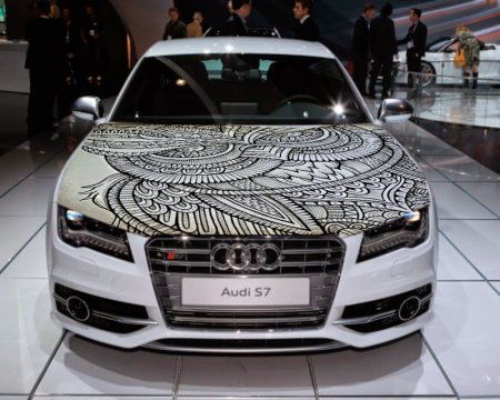 Узоры на капоте машины