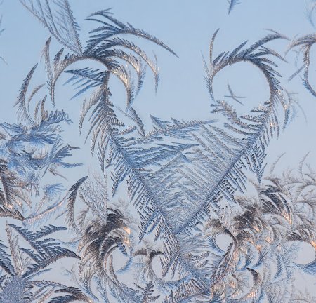 Морозные узоры на стекле