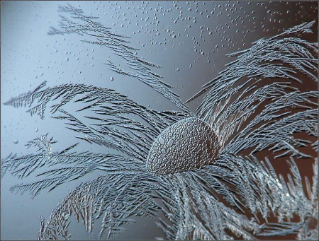 Морозные узоры на стекле живопись