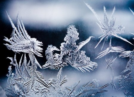 Снежные узоры на окнах