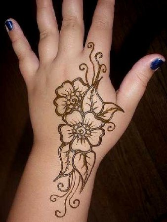 Рисунок хной на руке для начинающих