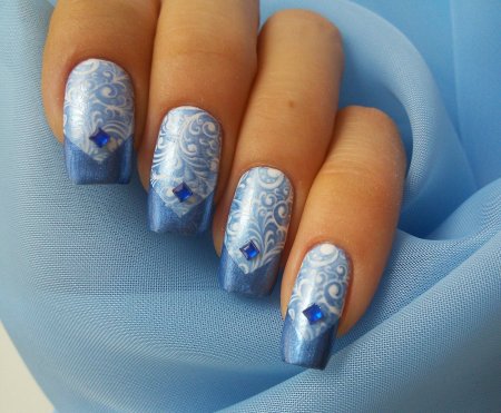 Зимний маникюр со стемпингом