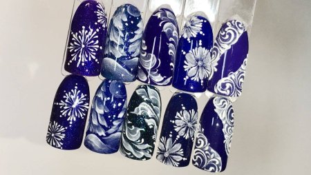Зимний маникюр со стемпингом