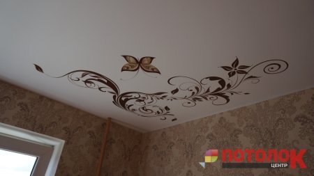 Натяжной потолок с вензелями
