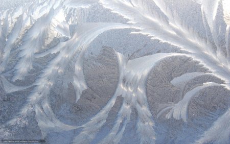 Зимние узоры на стекле