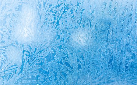Морозные узоры на стекле