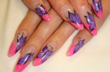 Гелевые ногти с рисунком и камнями