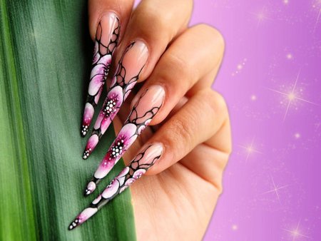 Сиреневый маникюр с росписью