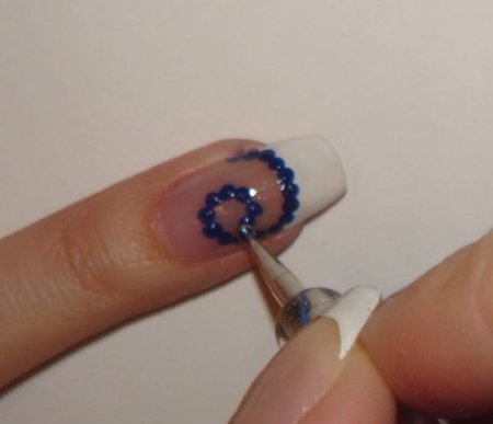 Рисунки на ногтях с помощью зубочистки