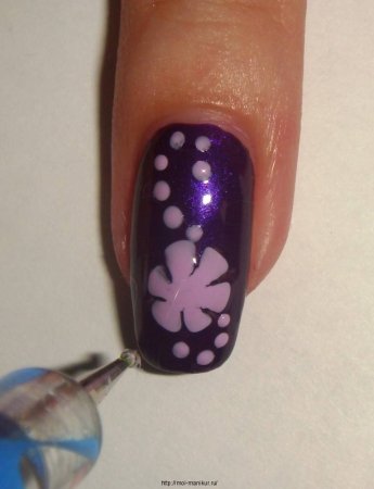 Рисование дотсом на ногтях