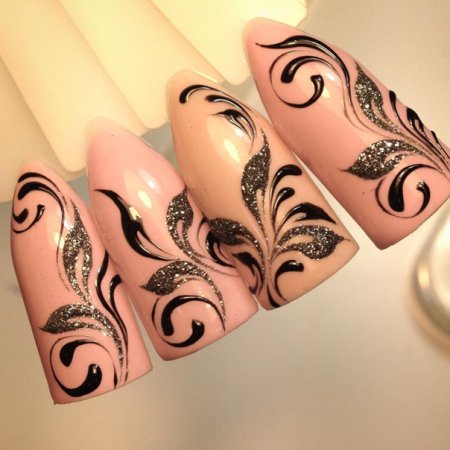 Маникюр с вензелями