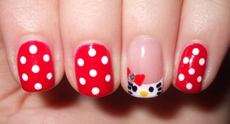 Синий маникюр с узорами