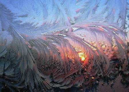 Морозные узоры на стекле