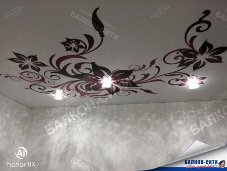 Натяжной потолок с завитками