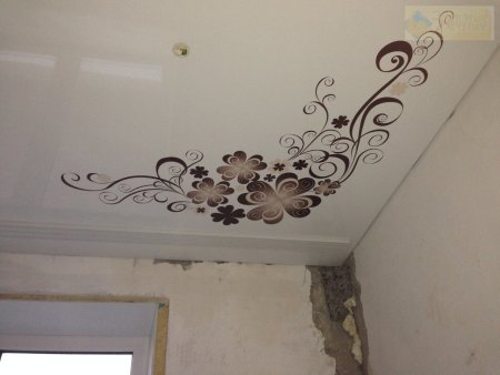 Натяжной потолок с вензелями