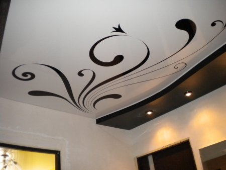 Натяжные потолки белые с узором
