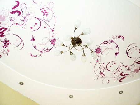 Натяжные потолки с орнаментом по углам