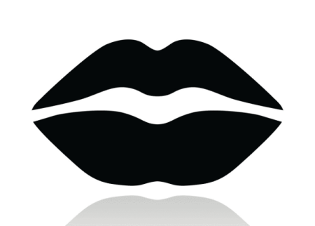 Губы с черным контуром