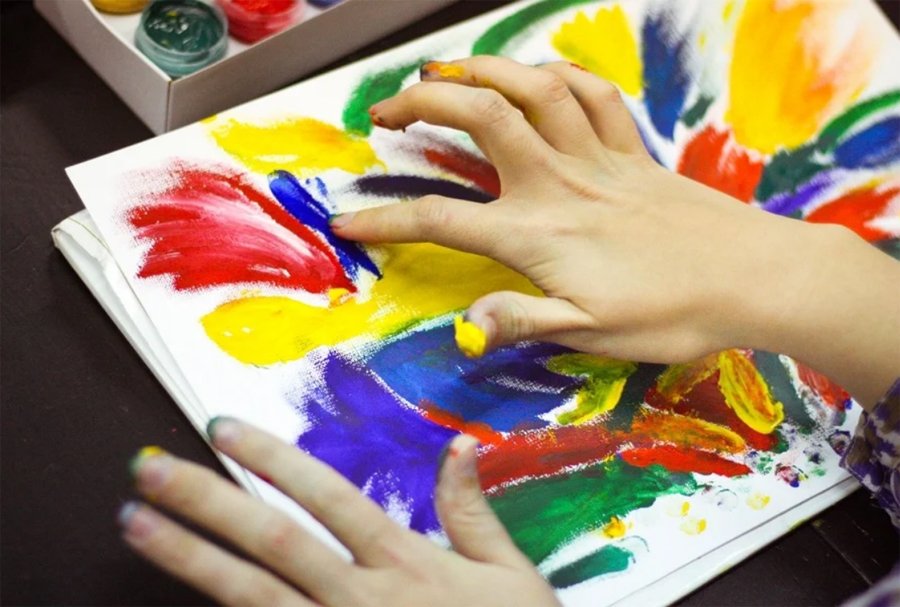 Арт терапия рисовать. Рисунки красками. Руки для рисования. Необычное рисование для детей. Разные техники рисования.