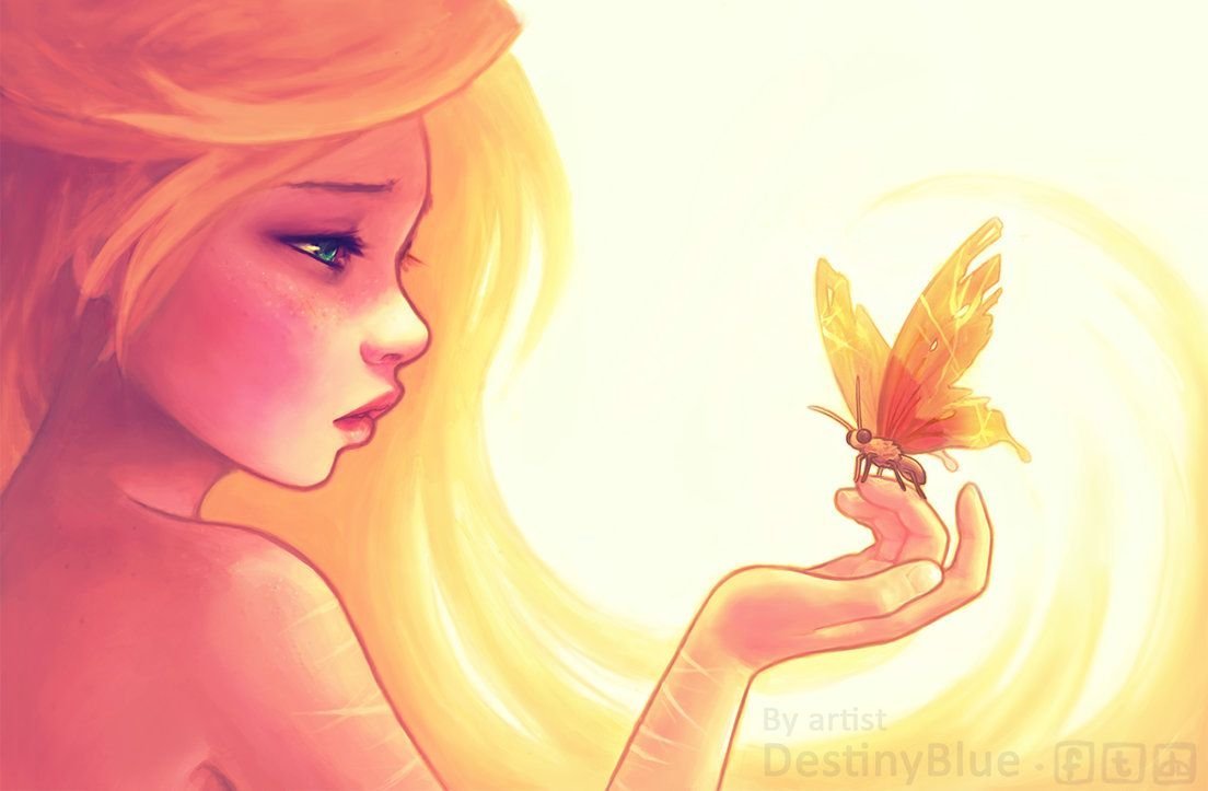 Девушка держит бабочку