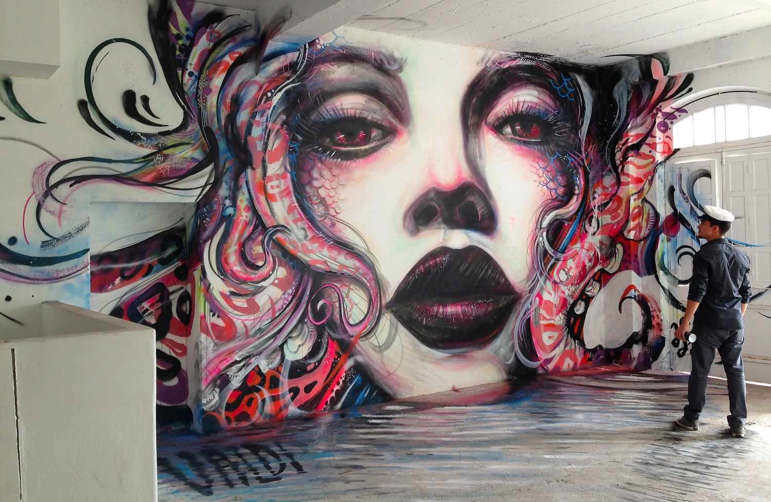 Лица на стенах и полу. Уличное искусство граффити. Современное искусство на стене. Современное граффити. Современное искусство граффити.