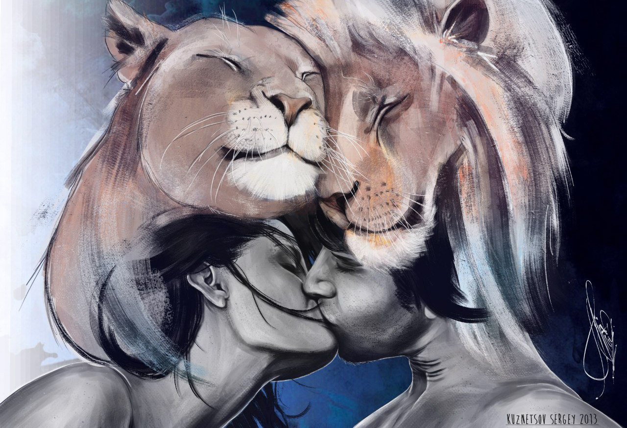 Девушка целует Льва