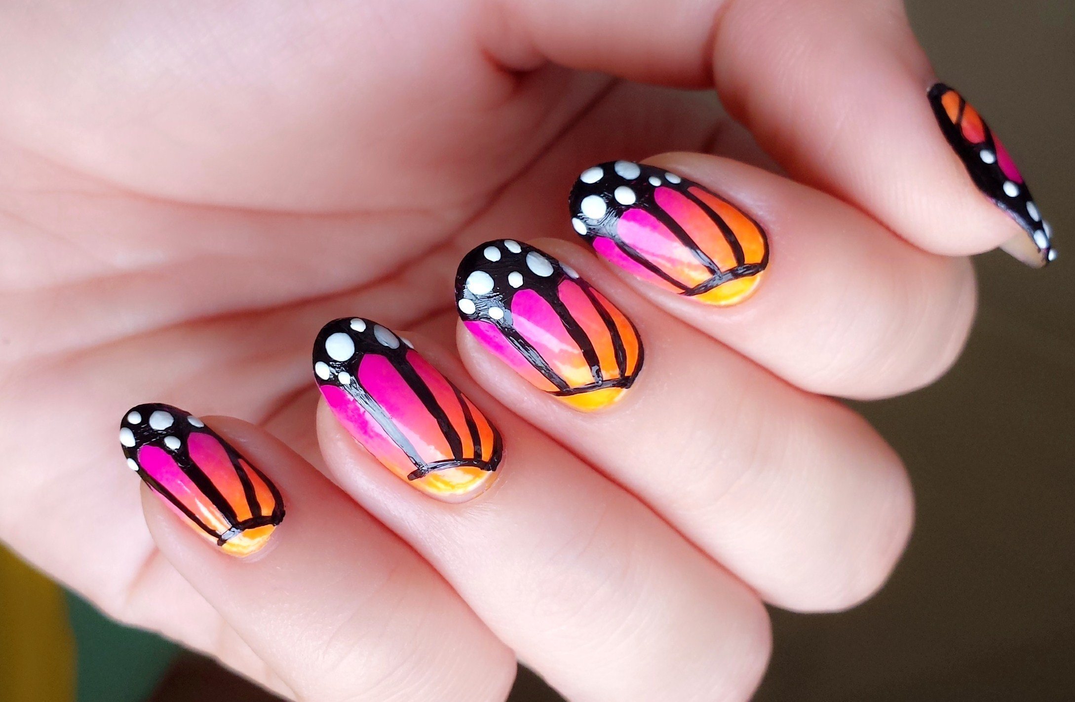 Красивые яркие ногти