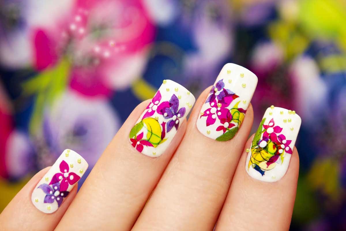 Разноцветные цветочки на ногтях