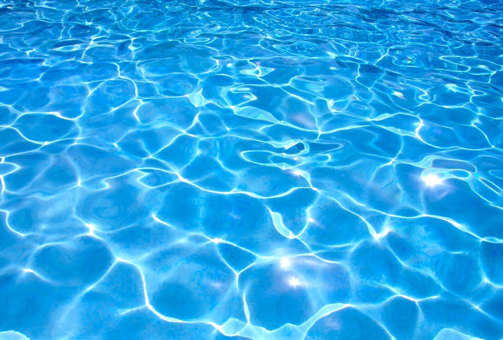 Прозрачная вода в бассейне