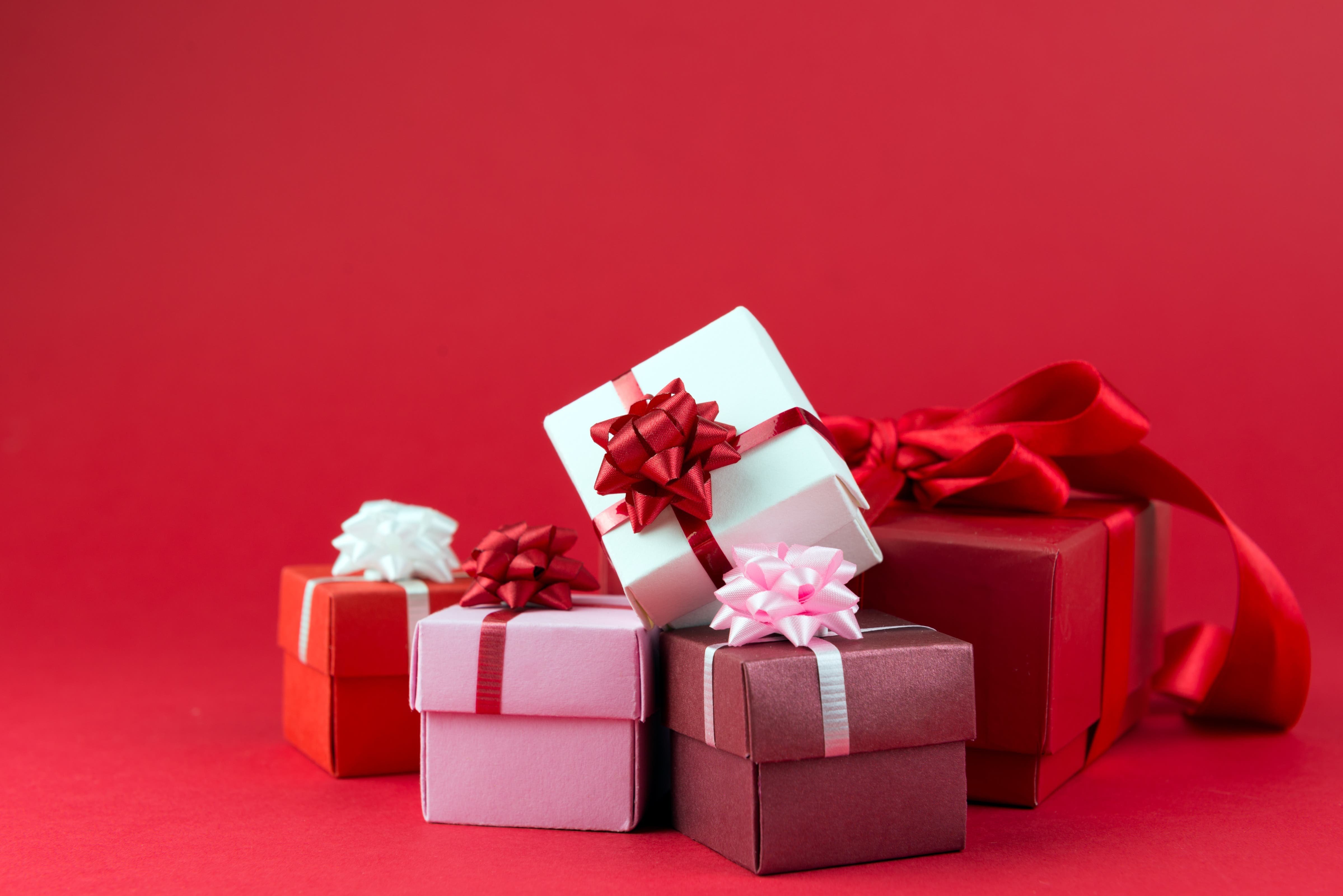 Presents post. Красивая подарочная коробка. Красивый красный подарок. Подарки фон. Красивая коробка для подарка.