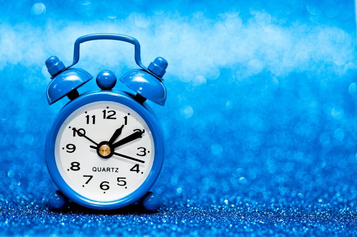 Будильник 17 часов. Часы на синем фоне. Часы на голубом фоне. Фон с часами. Часы на красивом фоне.
