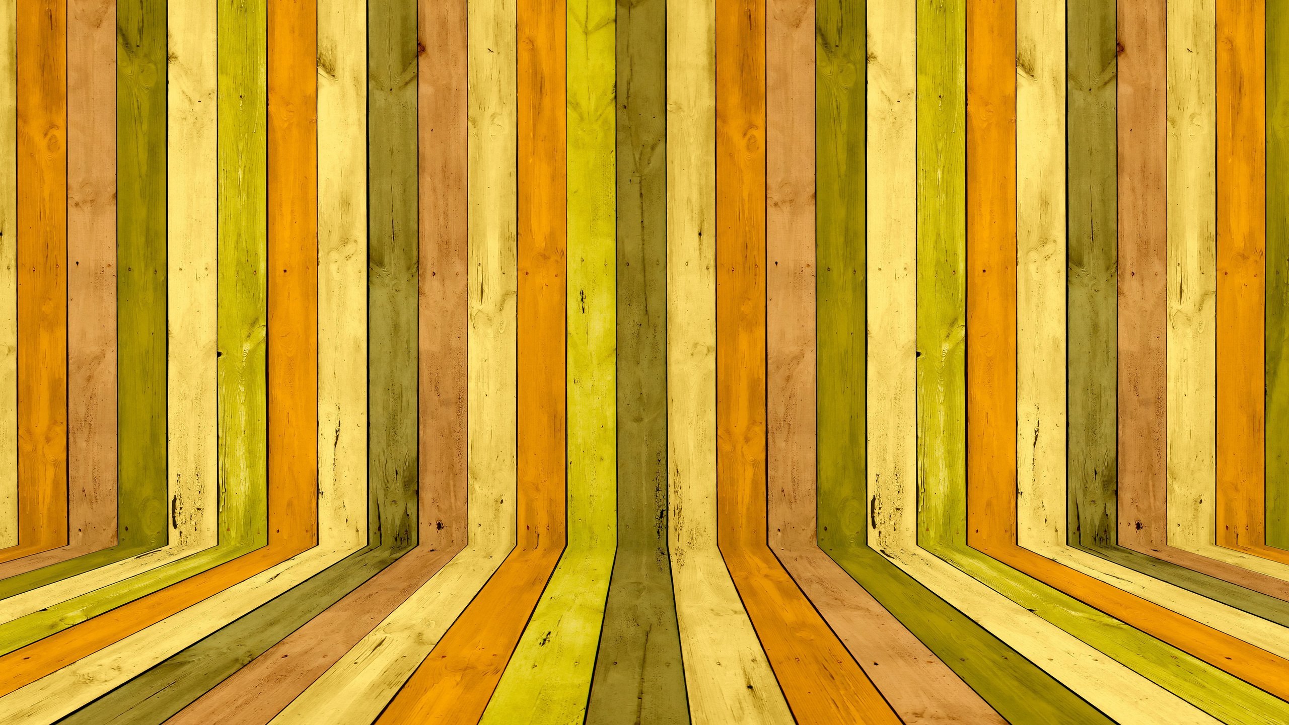 Разноцветная деревянная стена