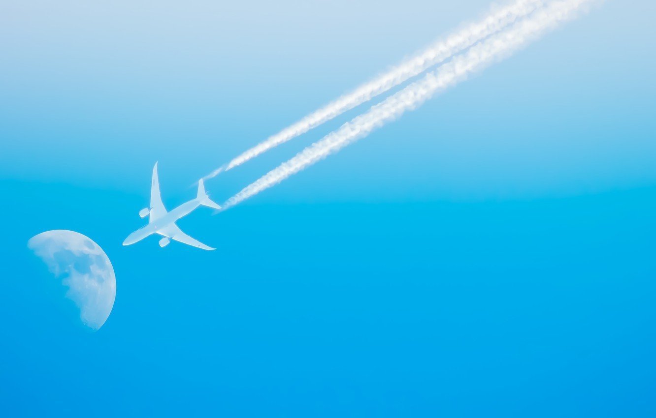 Самолет на голубом фоне
