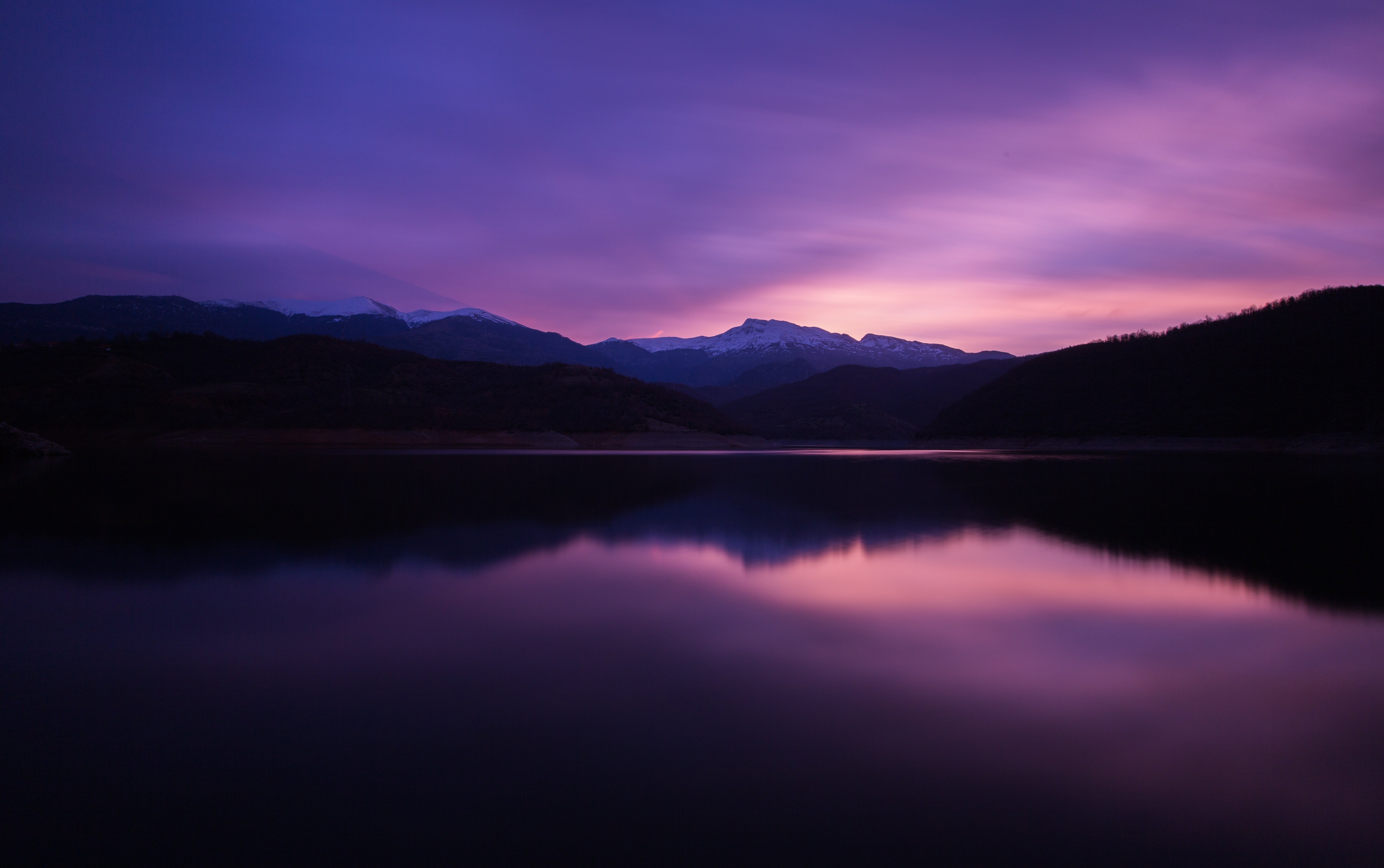 Рабочий плавно. Фиолетовые горы. Озеро ночью. Фиолетовое озеро. Горы озеро ночь.