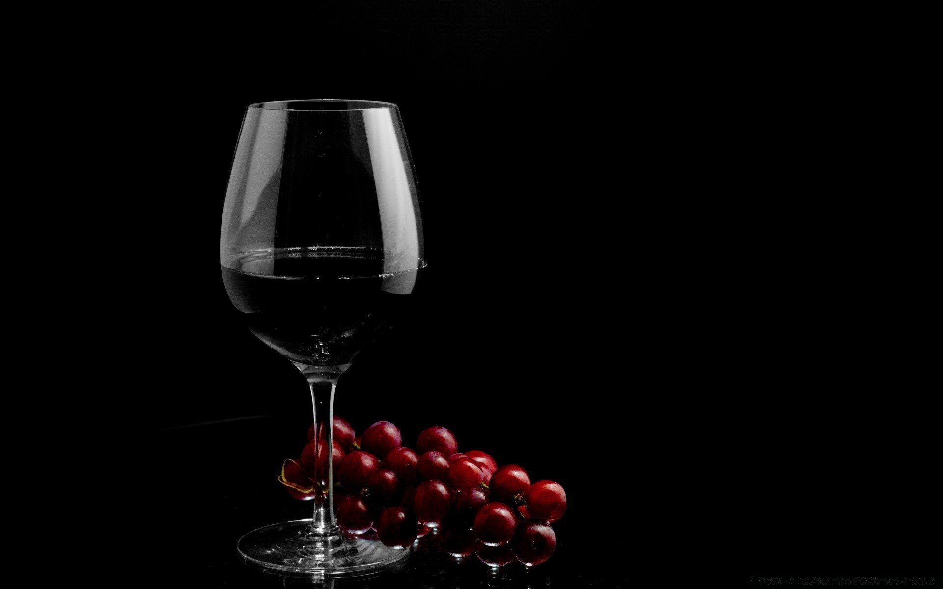 Вино на темном фоне