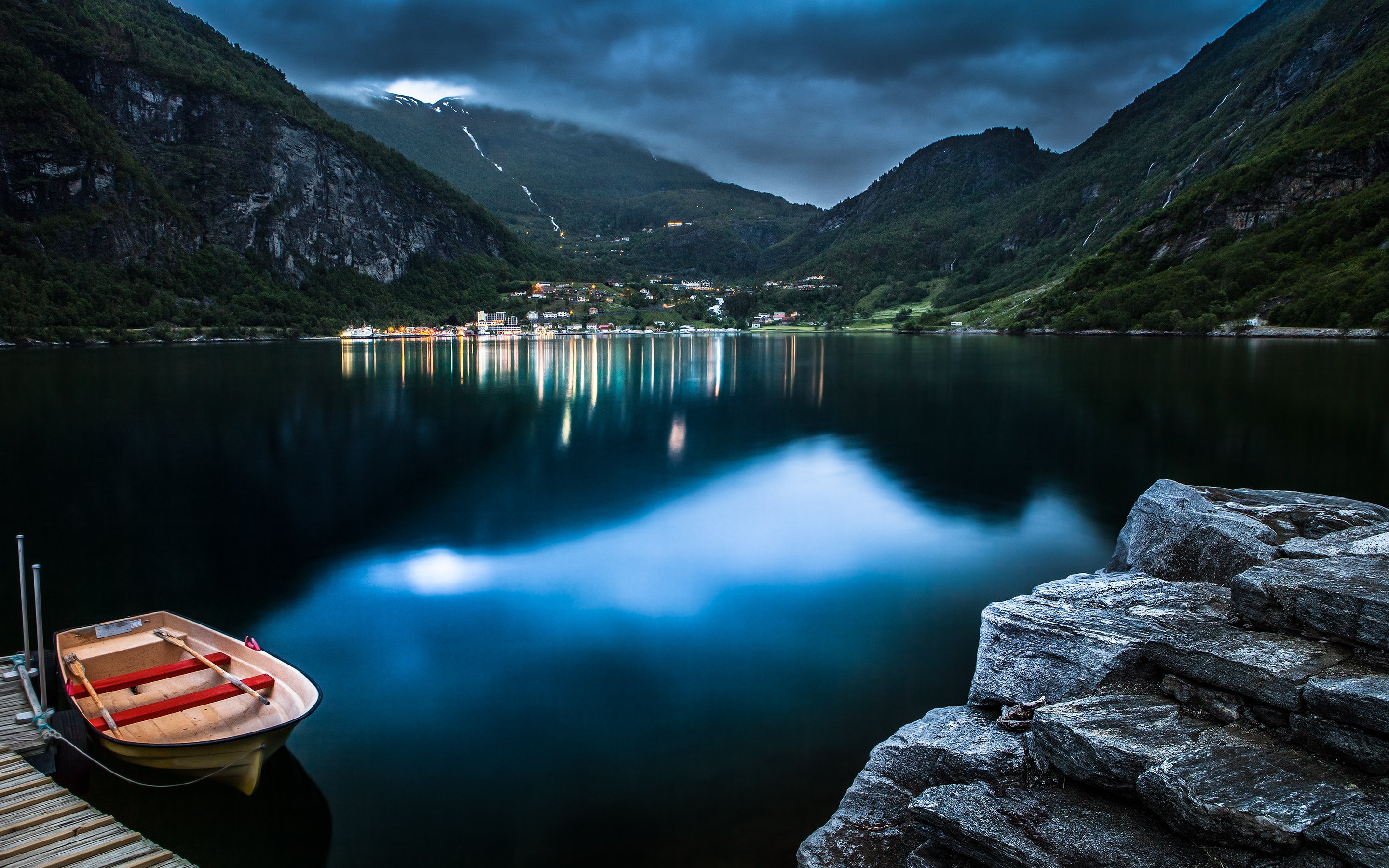 Норвегия озеро горы фьорды