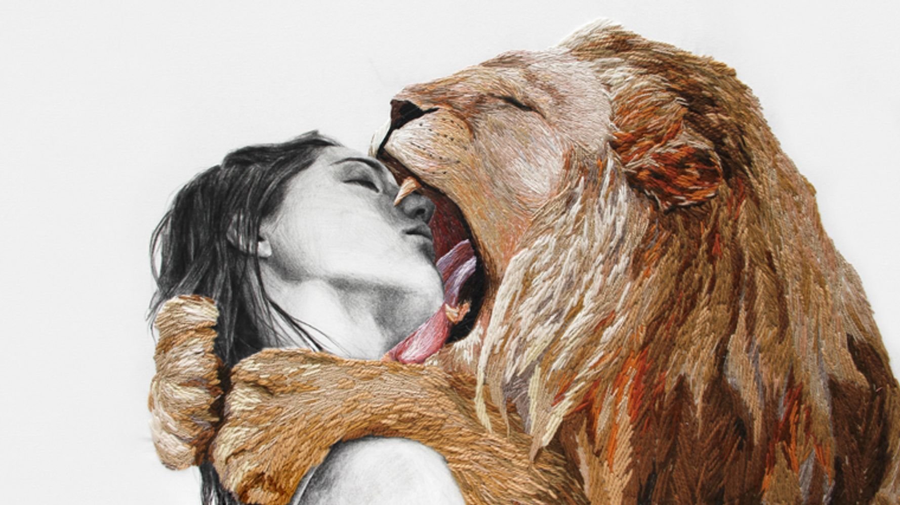Девочка обнимает Льва