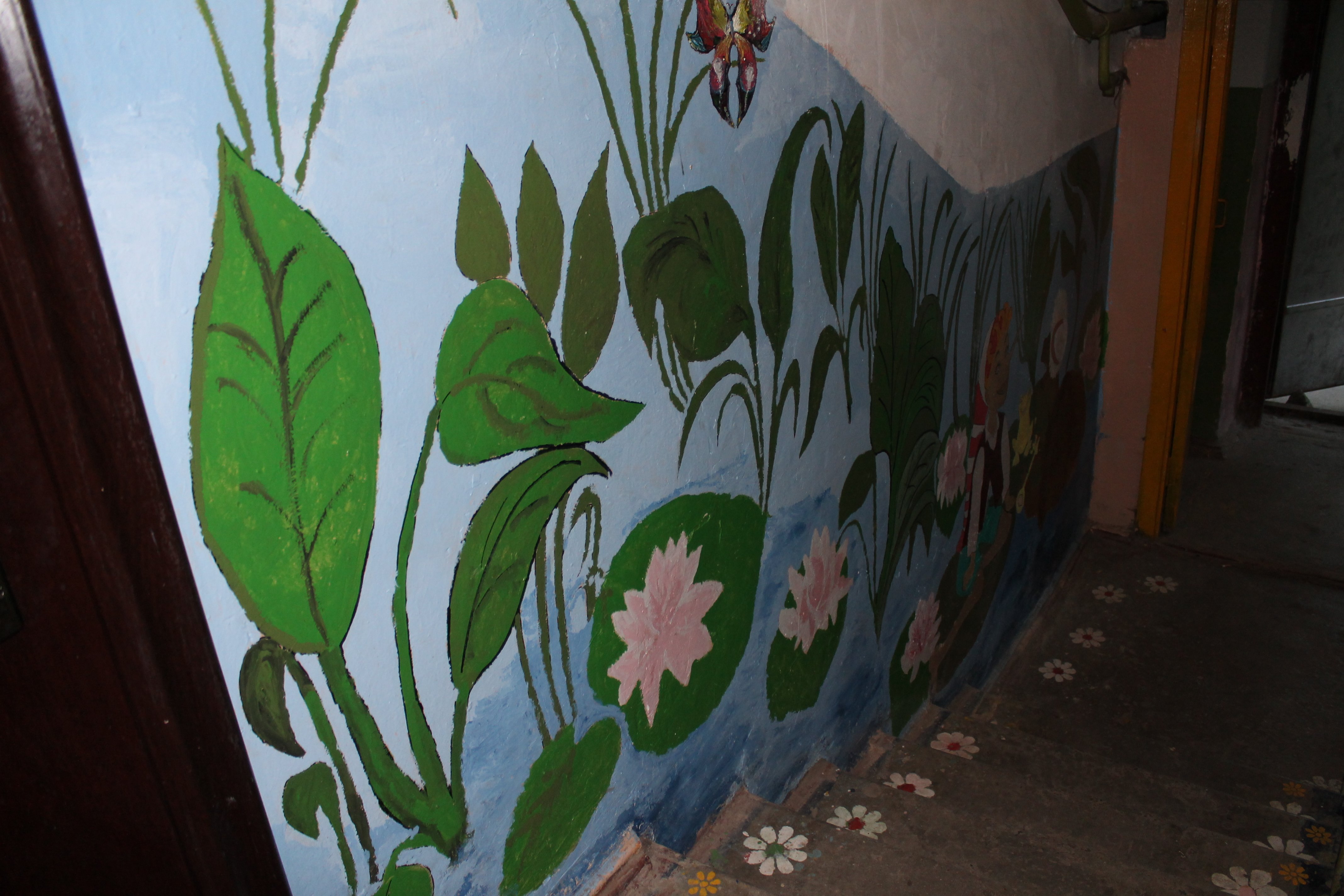 Роспись стен в подъезде цветы