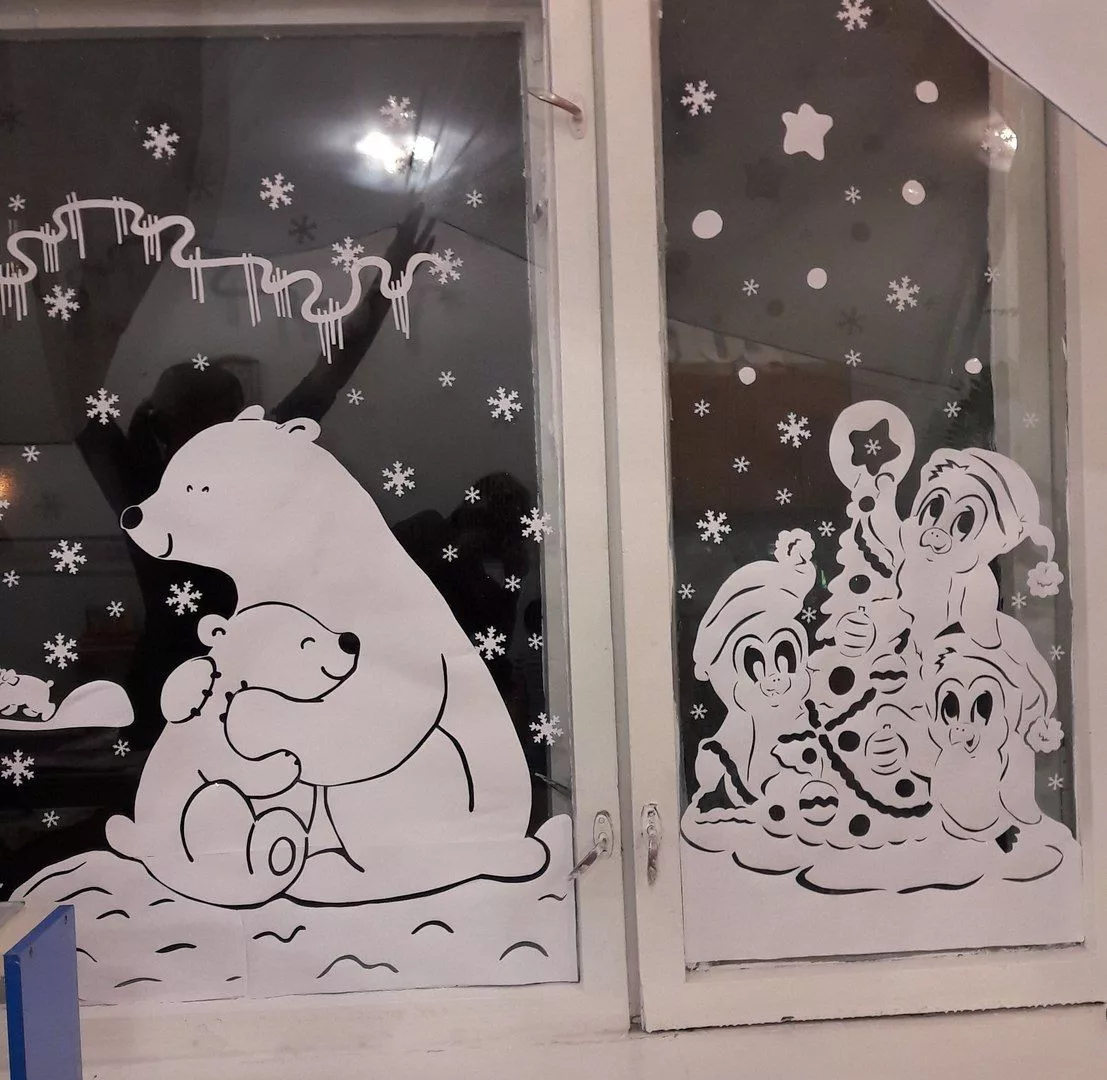 Большие рисунки на окна. Украшение сюжетные на окна. Сюжетные украшения на окна новогодние. Сюжет на окна к новому году. Украшения на окна 2020.