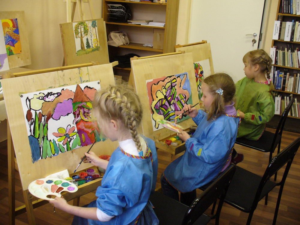 Творческие художественные задания. Кружок изо для детей в школе. Изобразительное искусство для дошкольников. Занятия в художественной школе. Дети творчество.