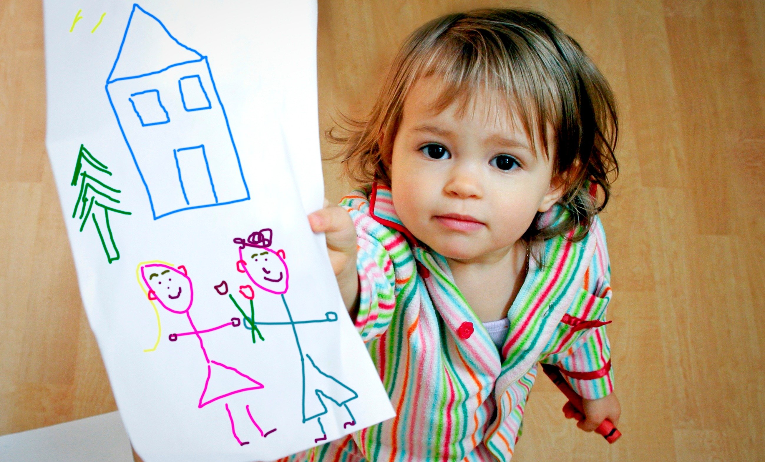 Ребенок рисует каракули
