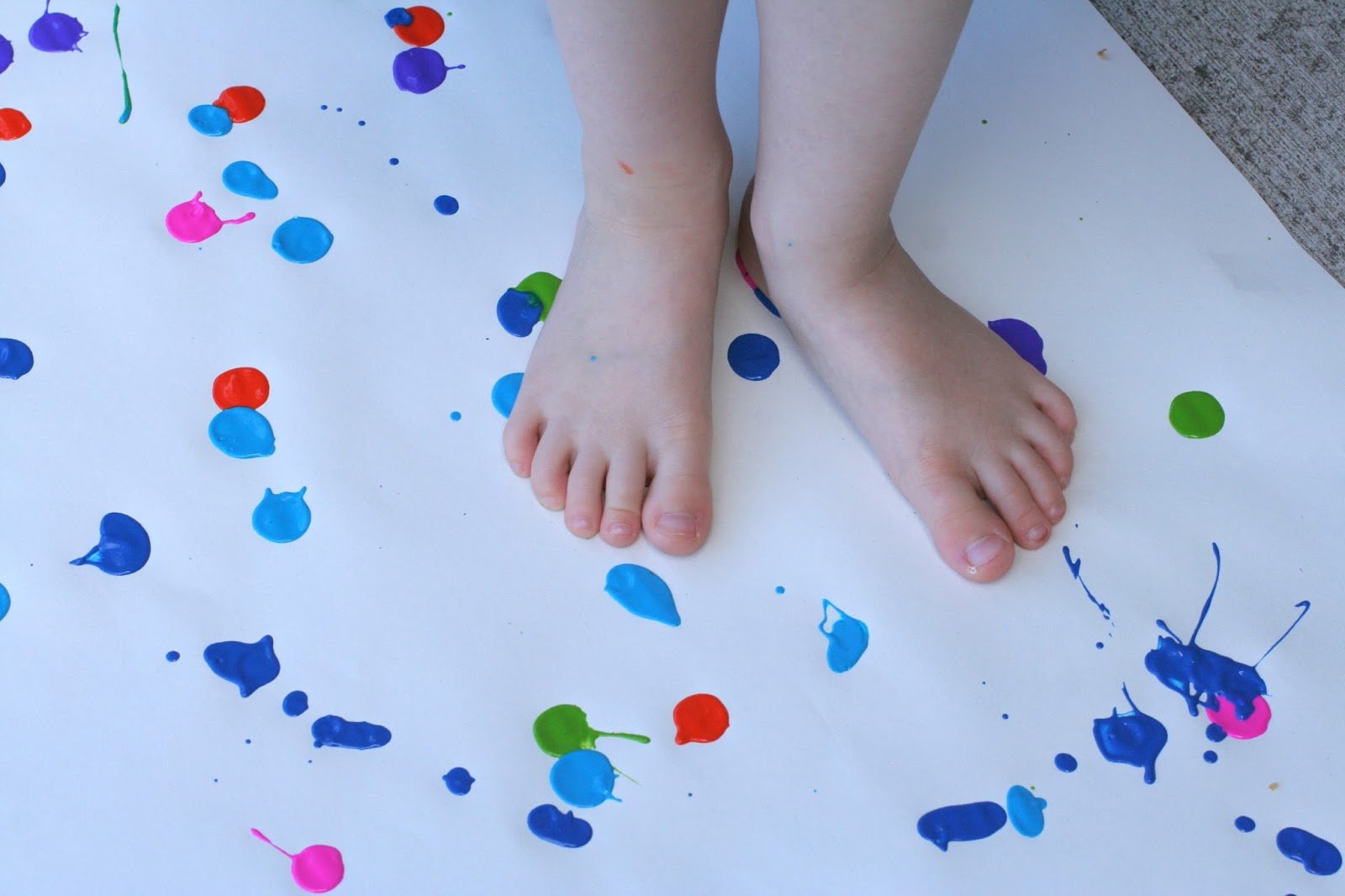 Рисование ногами для детей
