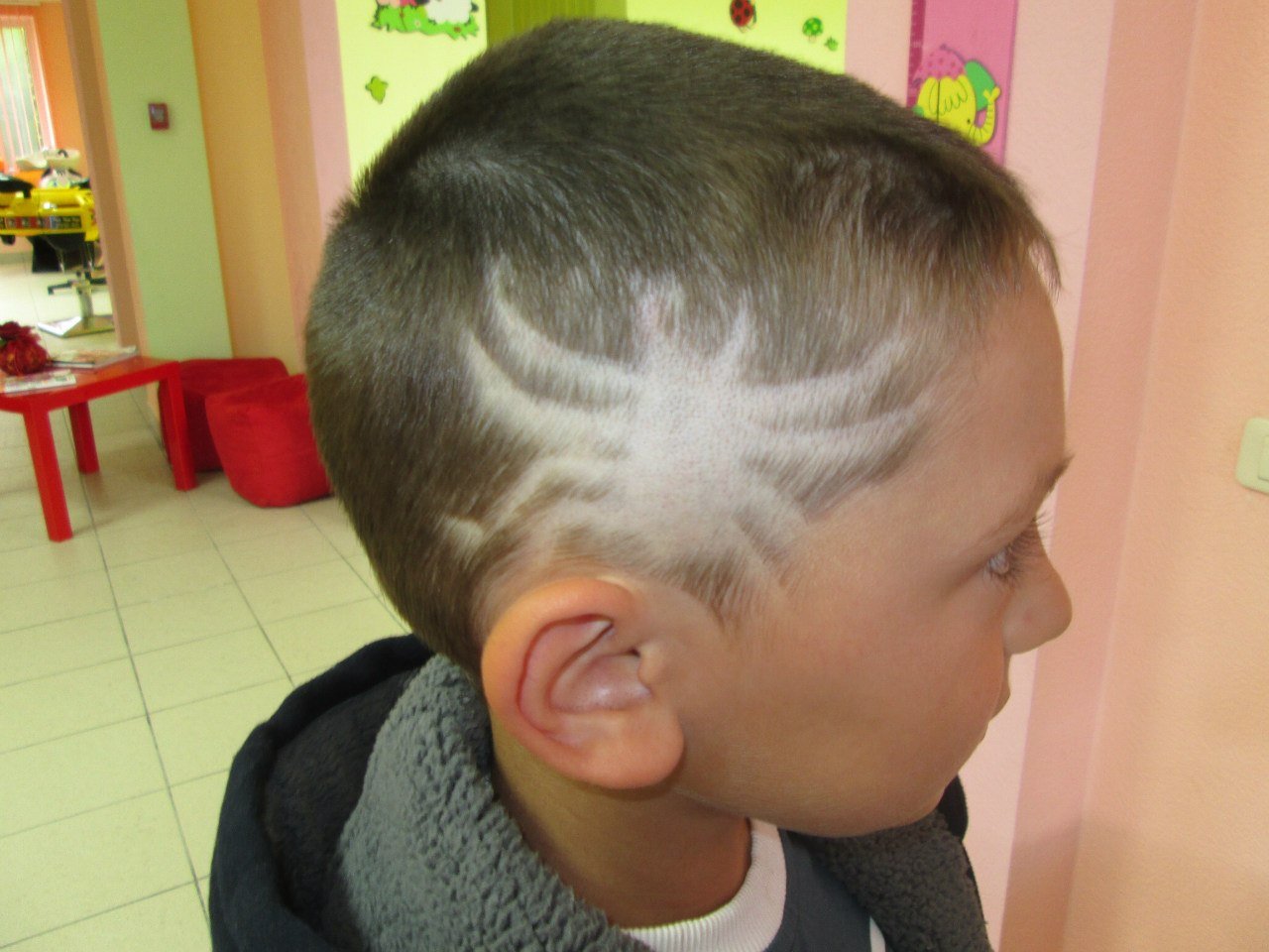 Рисунок на голове для мальчиков машинкой на светлые волосы фото