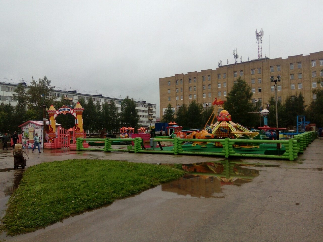 Аттракционы на Комсомольской площади в Ухте