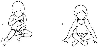 Ребенок сидит на полу